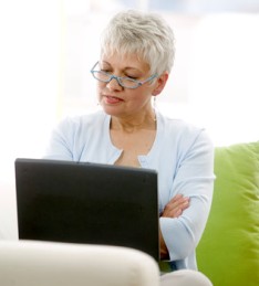 lady_looking_computer.jpg