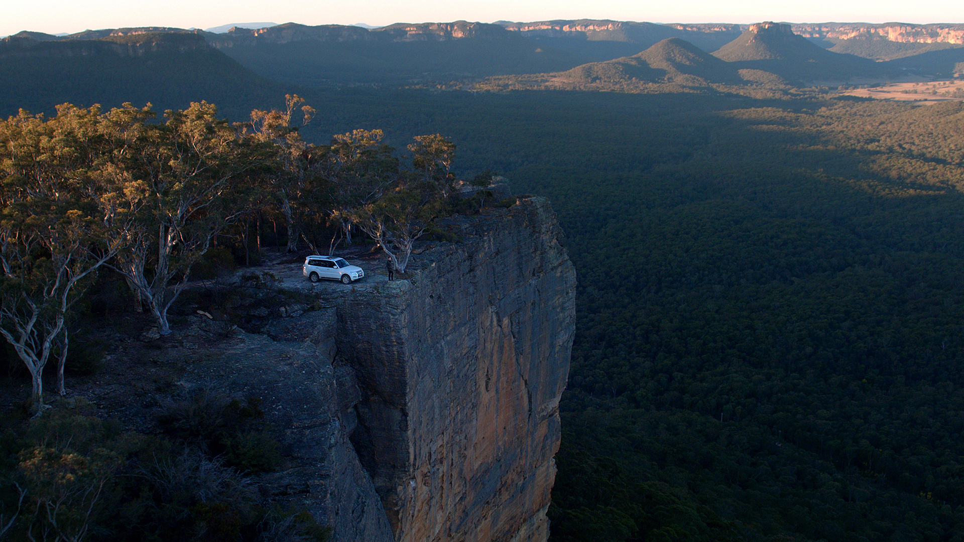 MitsubishiSUV_cliff.jpg