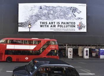 7061-Large_scale_Air_Ink_artwork_created_using_ink_made_from_air_pollution_by_Kristopher_Ho_on_display_in_Shaftesbury_Avenue_2c_London.jpg.350x0.jpg