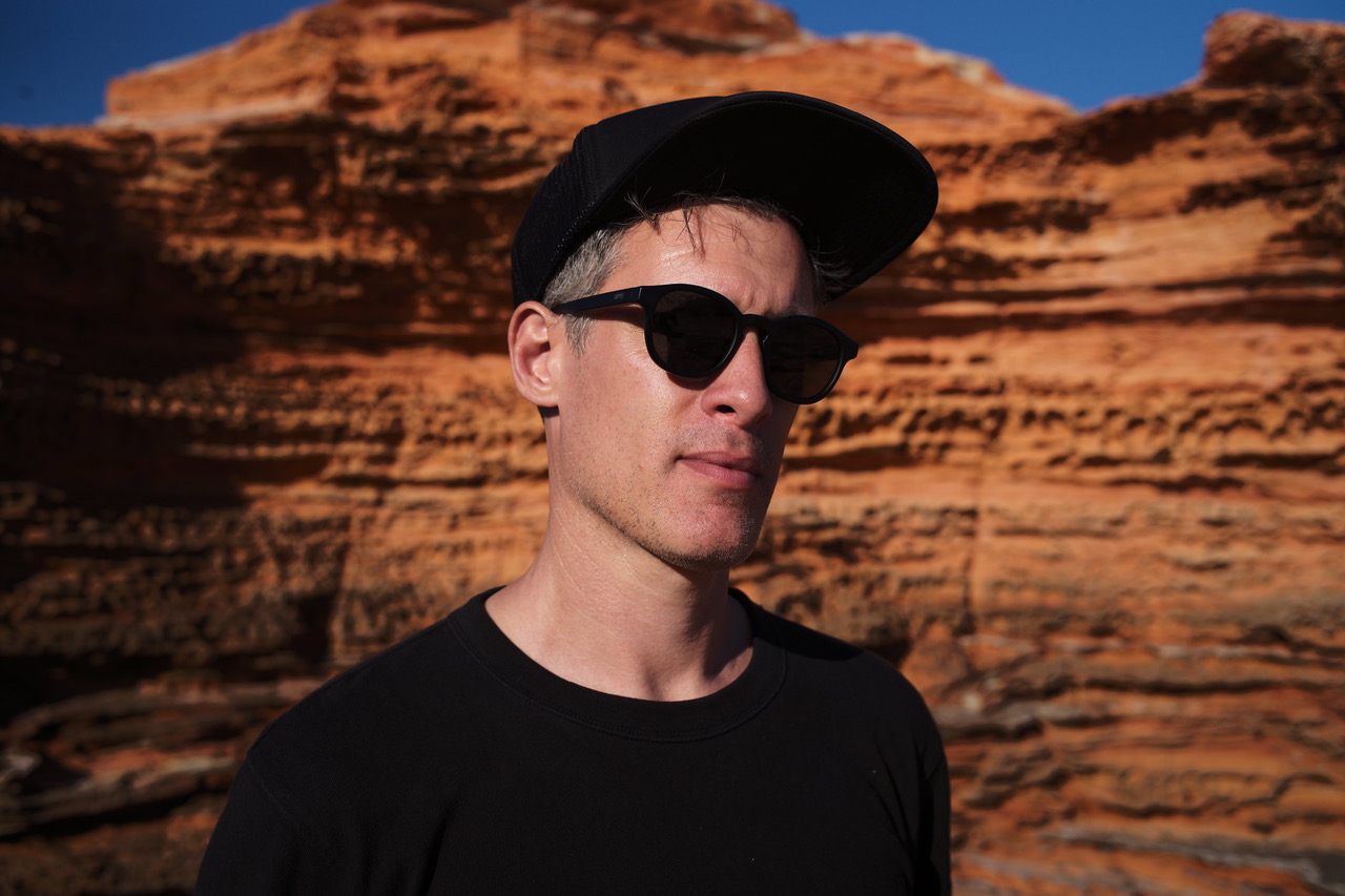 Director Lester Jones signs with Photoplay