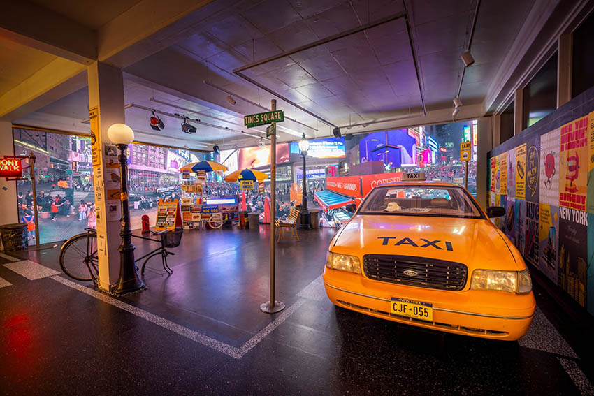 CommBank brings free New York style hot dogs to Melbourne with walk-through billboard experience via M&C Saatchi