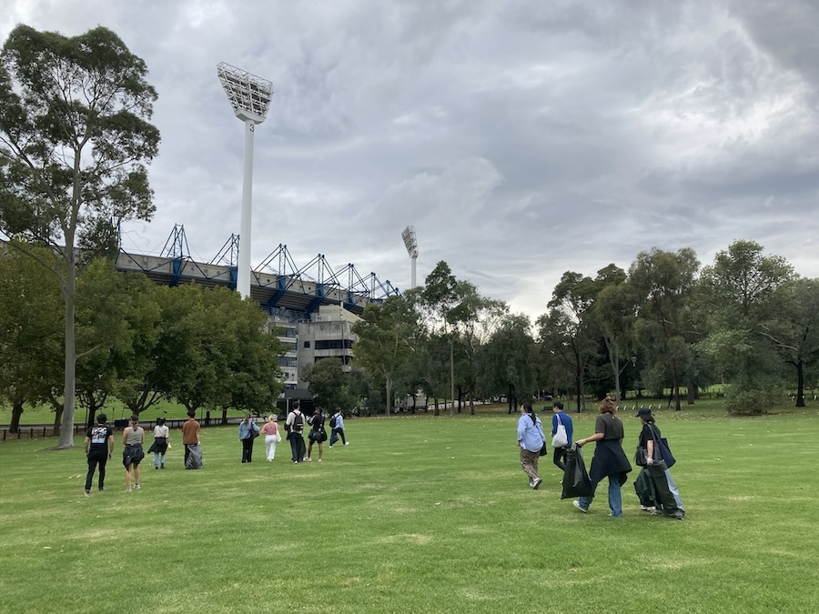 300 indie media agency staffers and IMAA members come together to clean up Australia